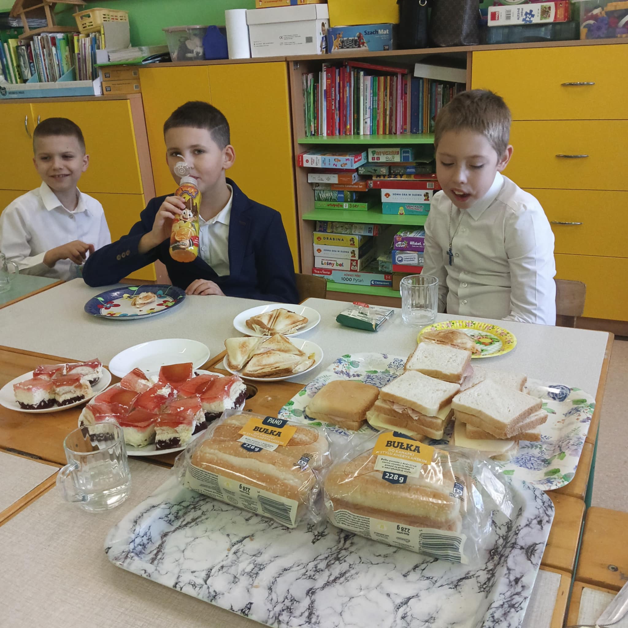 Wspólne śniadanie w klasach II-III.