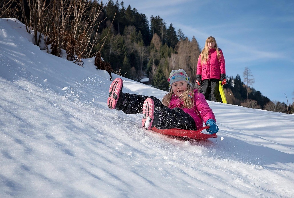 Bezpieczne ferie zimowe na stoku, na lodzie i… przed ekranem!